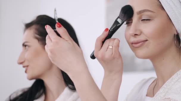 A close view of a pretty woman doing her make-up — Stock Video