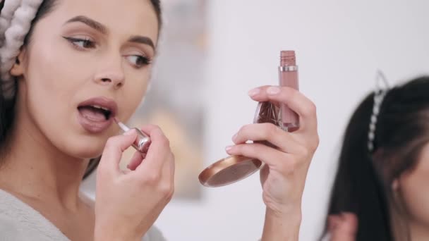 A close view of a pretty woman doing her makeup — Stock video