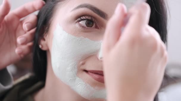 Detailní záběr ženy s obličejovou maskou na tváři — Stock video