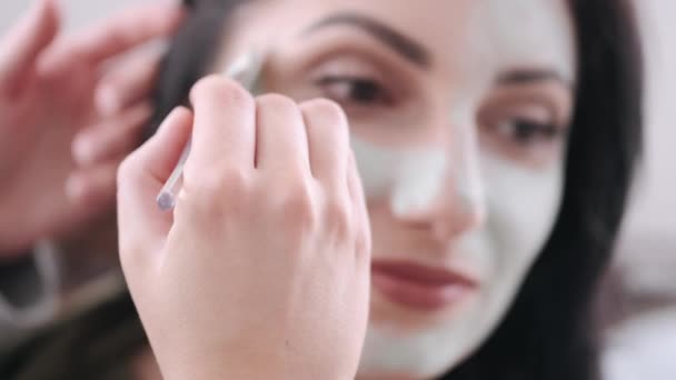 Un primo piano di una donna con la maschera applicata sul viso — Video Stock