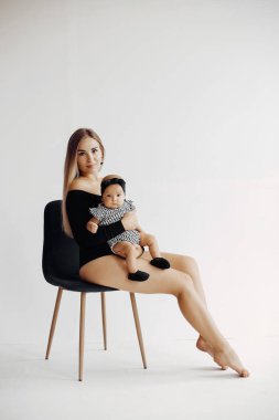 Stüdyoda küçük tatlı bir kızı olan zarif bir anne.