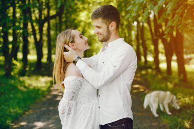 bir ormanda zarif çift