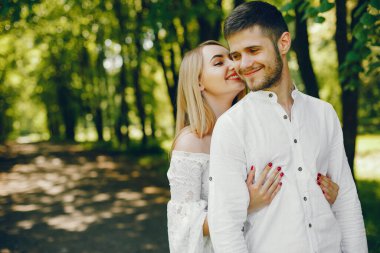 bir ormanda zarif çift