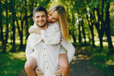 bir ormanda zarif çift