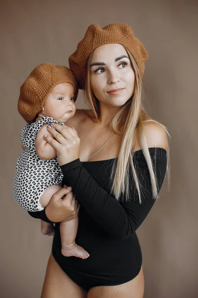 Elegan ibu dengan putri kecil yang lucu di studio — Stok Foto