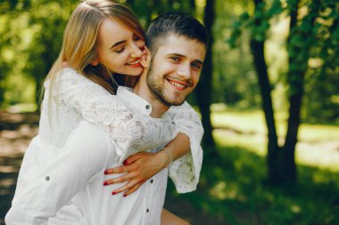 bir ormanda zarif çift