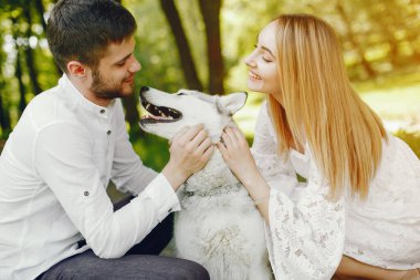 bir ormanda zarif çift