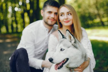 bir ormanda zarif çift