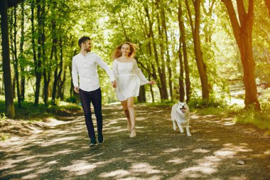 bir ormanda zarif çift