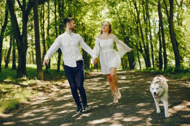 bir ormanda zarif çift