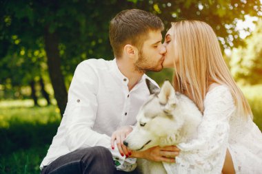 bir ormanda zarif çift