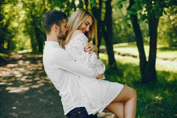 Elegant paar in een bos — Stockfoto