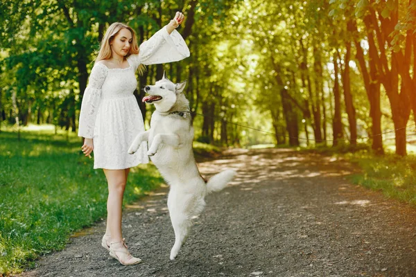 Элегантная девушка с симпатичной собакой — стоковое фото