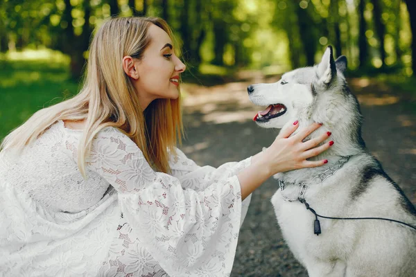 Chica elegante con lindo perro — Foto de Stock