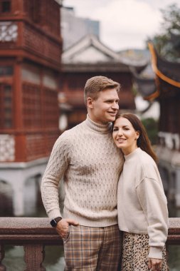 Yeni evli çift Yuyuan yakınlarındaki Şangay 'da sevgi gösteriyor..