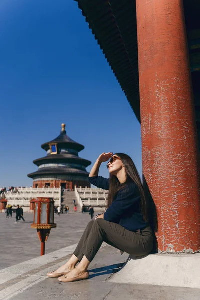 Esmer kız Çin 'deki Heven tapınağının merdivenlerinde oturuyor. — Stok fotoğraf