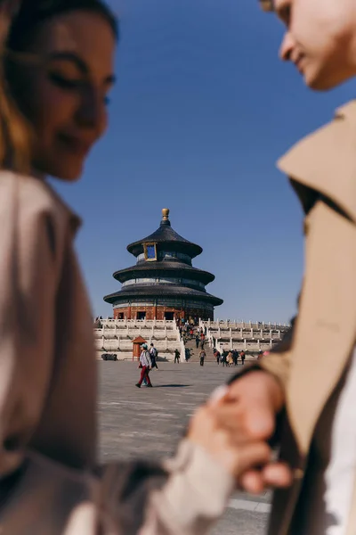 Beautiful couple very much in love exploring China on their honeymoon — Stock Photo, Image