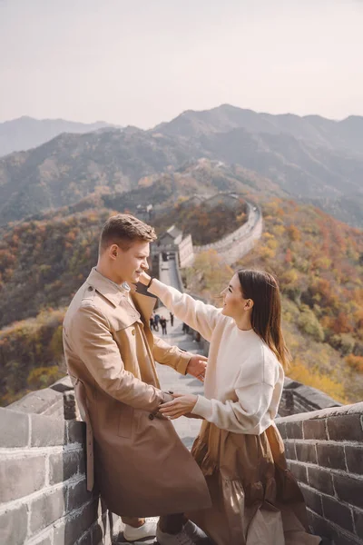 Красивая молодая пара, проявляющая привязанность к Великой Китайской стене — стоковое фото