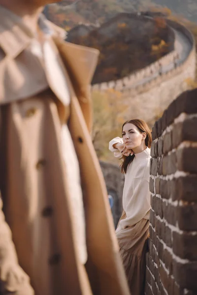 Beautiful young couple posing at the Great Wall of China — 스톡 사진