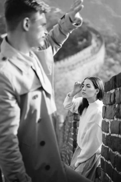 Vackra unga par poserar vid den kinesiska muren — Stockfoto