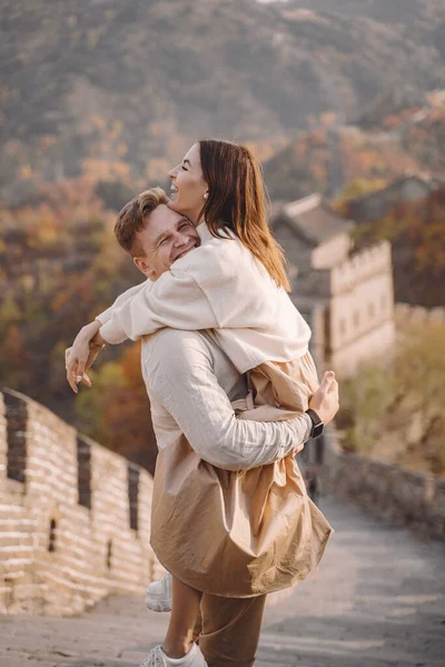 Hermosa pareja joven abrazándose en la Gran Muralla de China —  Fotos de Stock