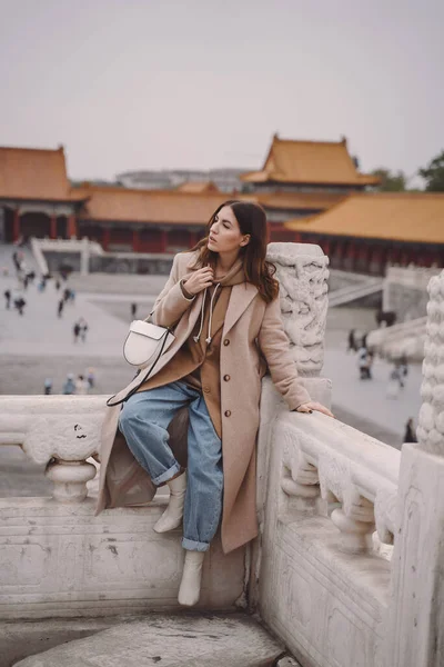 Stylish girl visiting the forbidden city in Beijing China — Stock Photo, Image