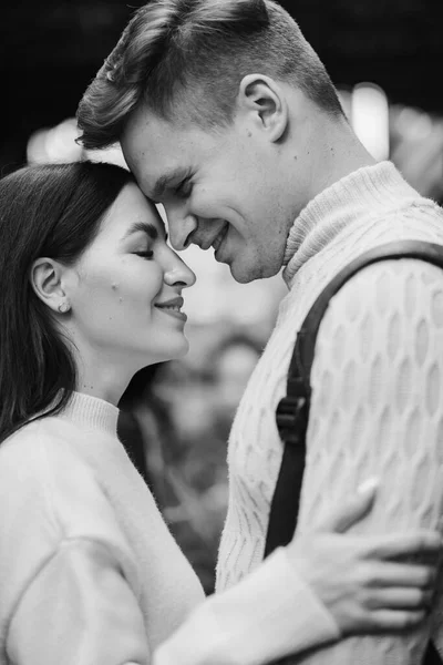 Casal recém-casado mostrando afeto e de mãos dadas em Xangai perto Yuyuan ao visitar a China — Fotografia de Stock