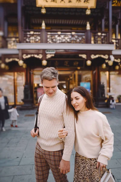 Pasgetrouwd stel tonen genegenheid en hand in hand in Shanghai in de buurt van Yuyuan tijdens een bezoek aan China — Stockfoto