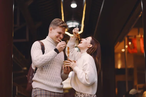 Pareja recién casada comiendo fideos con palillos en Shanghai fuera de un mercado de alimentos —  Fotos de Stock
