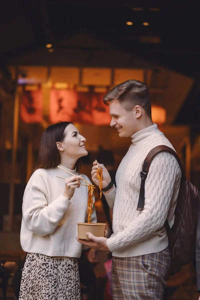 Pareja recién casada comiendo fideos con palillos en Shanghai fuera de un mercado de alimentos —  Fotos de Stock