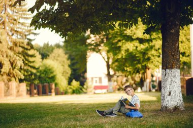 Öğrenci okul bahçesinde vakit geçirir.
