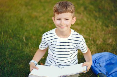 Öğrenci okul bahçesinde vakit geçirir.