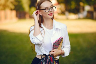 Okul bahçesinde sırt çantalı bir öğrenci.