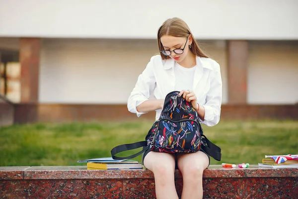 Student s batohem na školním dvoře — Stock fotografie