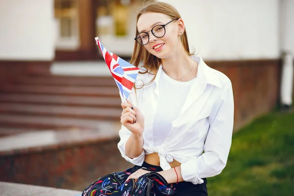 Dziewczyna trzymać brytyjską flagę w ręku — Zdjęcie stockowe