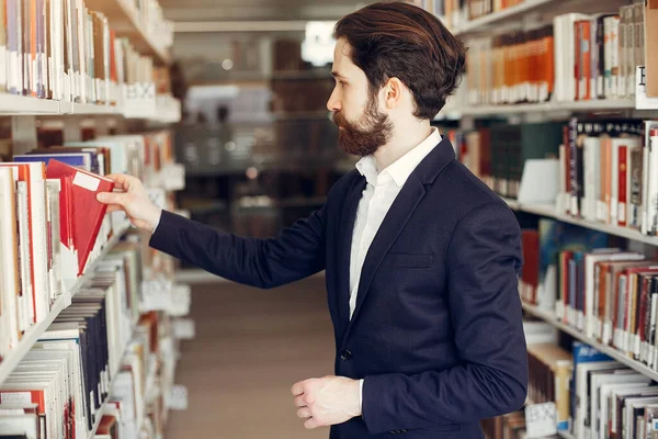 Belle étude de gars à la bibliothèque — Photo