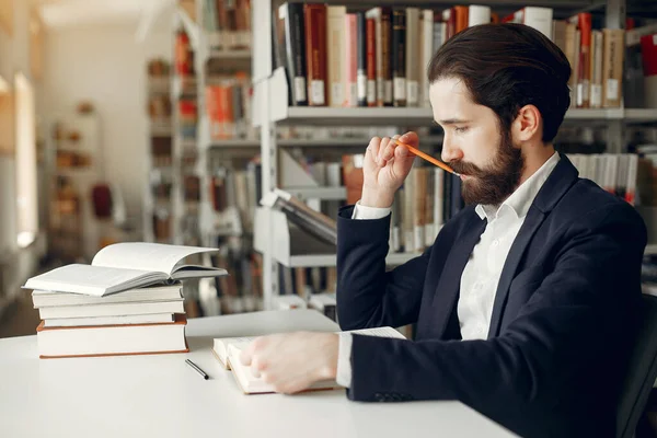 Snygg Guy-studie på biblioteket — Stockfoto