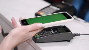 Ödeme kartı ödemesi akıllı telefon ve terminal makinesiyle yapılıyor.