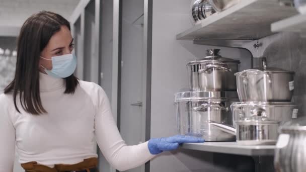 La femme en gants de caoutchouc et masque vérifie les casseroles — Video