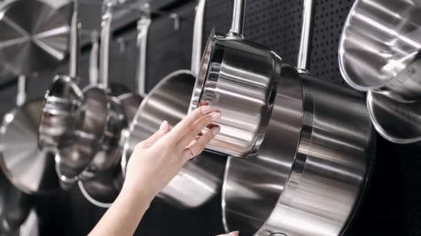 Красива жінка перевіряє посуд з нержавіючої сталі — стокове відео