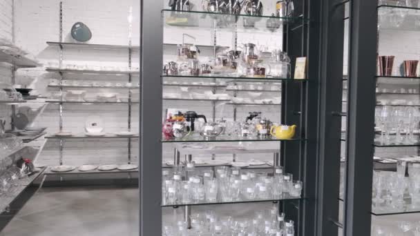 A vista do vidro colocado nas prateleiras na loja de utensílios de mesa — Vídeo de Stock