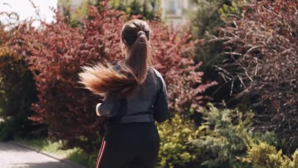 かなり運動選手の女性が屋外でジョギングしている — ストック動画