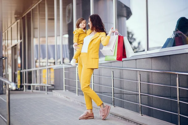 Mãe e filha com saco de compras em uma cidade — Fotografia de Stock