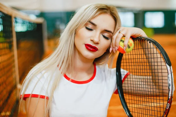 Bella ed elegante ragazza sul campo da tennis — Foto Stock