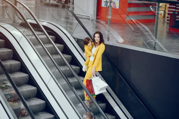 Mãe e filha com saco de compras — Fotografia de Stock