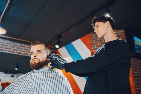 Homme élégant assis dans un salon de coiffure — Photo