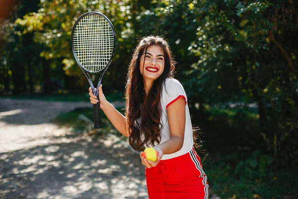 テニスコートの美しくスタイリッシュな女の子 — ストック写真