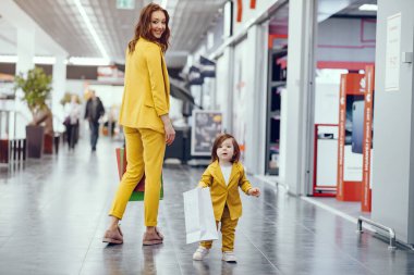 Anne ve kızı ile alışveriş çantası