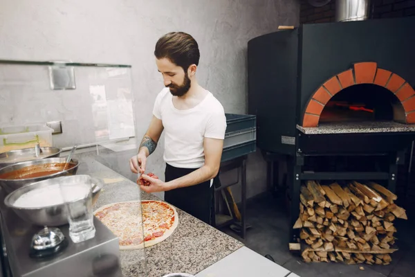 Koch in der Küche bereitet Pizza zu — Stockfoto