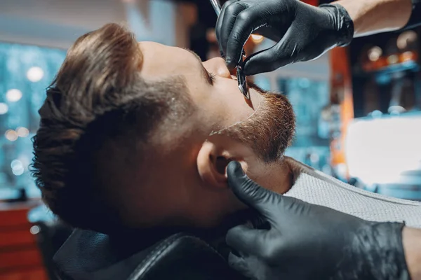 Stilvoller Mann sitzt in einem Friseurladen — Stockfoto